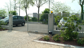 Cantilever and sliding gates